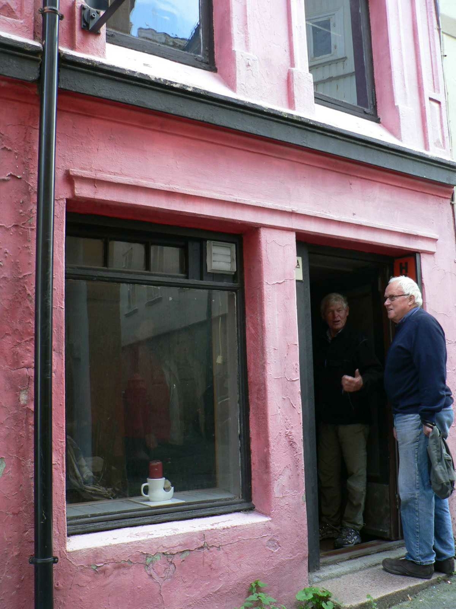 Frisørsalongen til Eldar Aslaksen, Lauersens Bakke 1A, Kragerø.
Huset i tre etasjer med salong, malerverksted, kjøkken og seng i hems.
Taklukke gjore at han kunne se stjernnen når han lå i senga. Trolig smaleste hus i Kragerø.