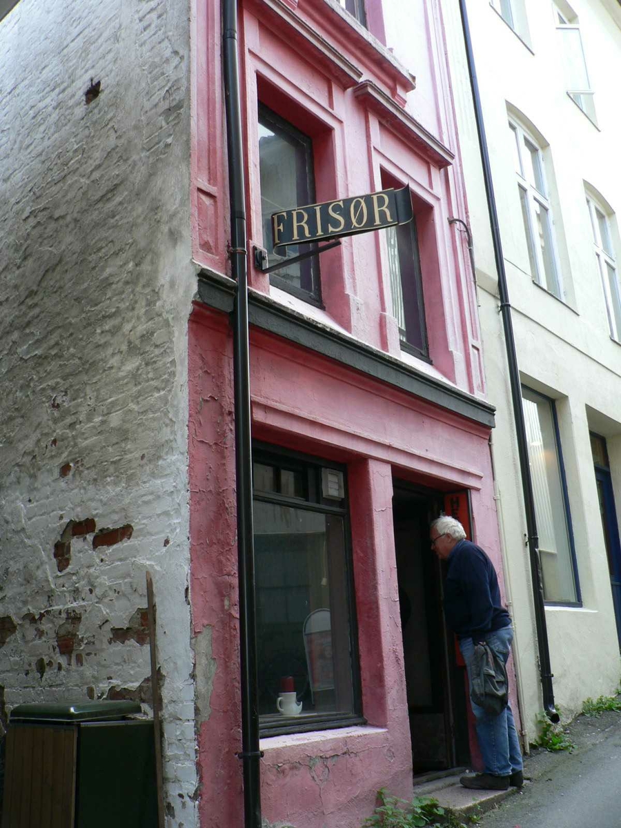 Frisørsalongen til Eldar Aslaksen, Lauersens Bakke 1A, Kragerø.
Huset i tre etasjer med salong, malerverksted, kjøkken og seng i hems.
Taklukke gjore at han kunne se stjernnen når han lå i senga. Trolig smaleste hus i Kragerø.