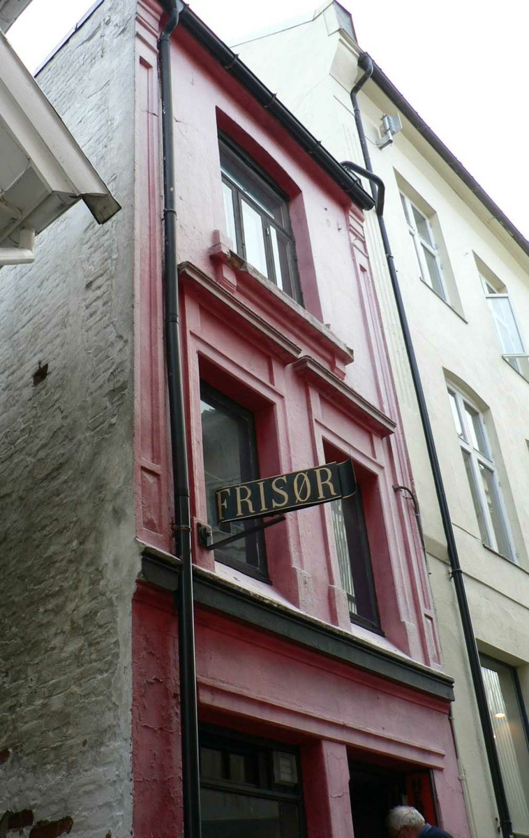 Frisørsalongen til Eldar Aslaksen, Lauersens Bakke 1A, Kragerø.
Huset i tre etasjer med salong, malerverksted, kjøkken og seng i hems.
Taklukke gjore at han kunne se stjernnen når han lå i senga. Trolig smaleste hus i Kragerø.