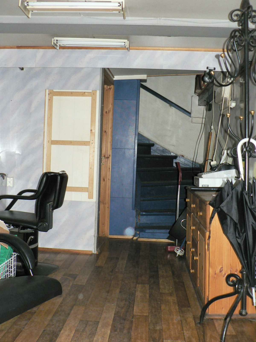 Frisørsalongen til Eldar Aslaksen, Lauersens Bakke 1A, Kragerø.
Huset i tre etasjer med salong, malerverksted, kjøkken og seng i hems.
Taklukke gjore at han kunne se stjernnen når han lå i senga. Trolig smaleste hus i Kragerø.