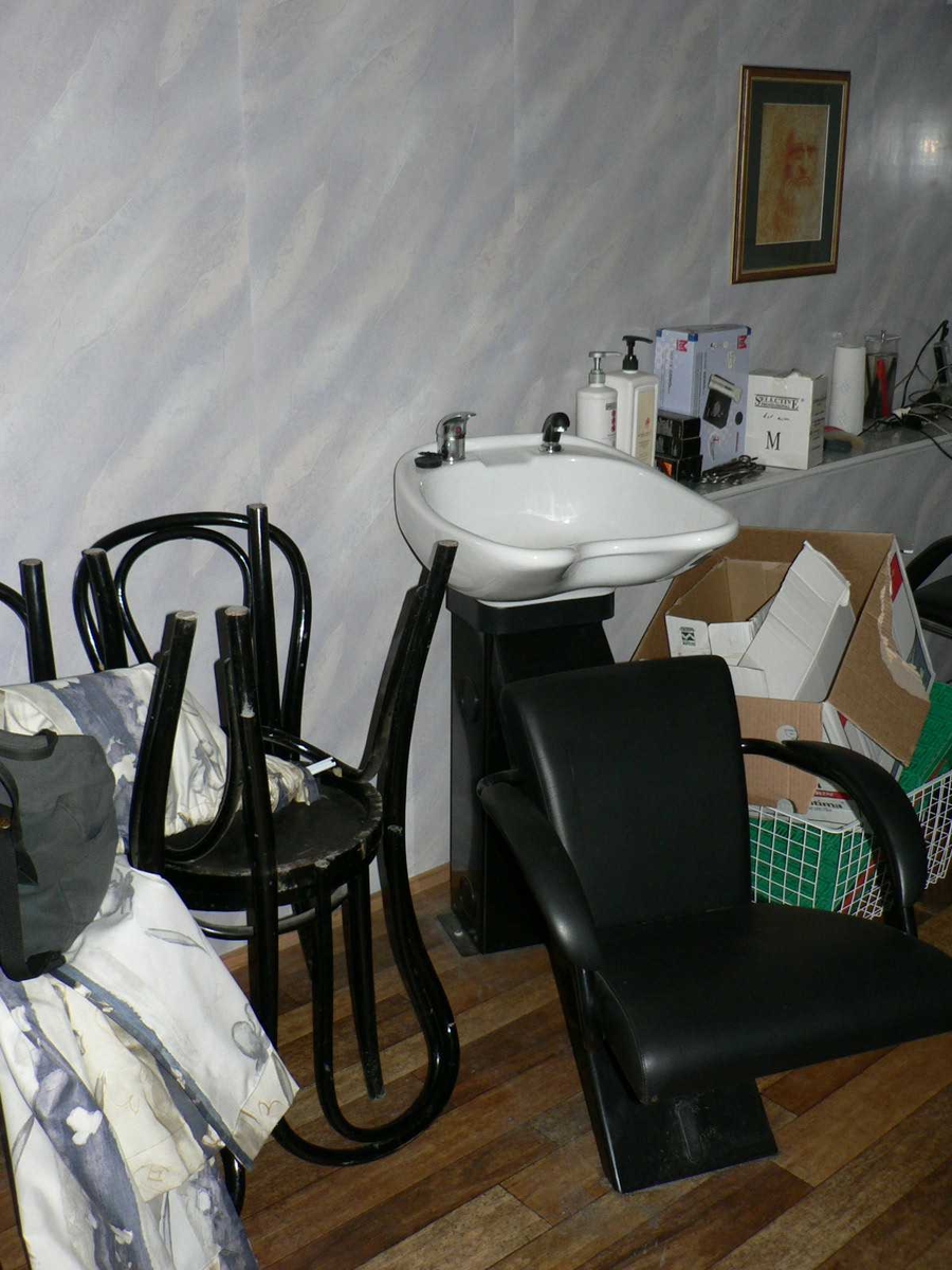 Frisørsalongen til Eldar Aslaksen, Lauersens Bakke 1A, Kragerø.
Huset i tre etasjer med salong, malerverksted, kjøkken og seng i hems.
Taklukke gjore at han kunne se stjernnen når han lå i senga. Trolig smaleste hus i Kragerø.