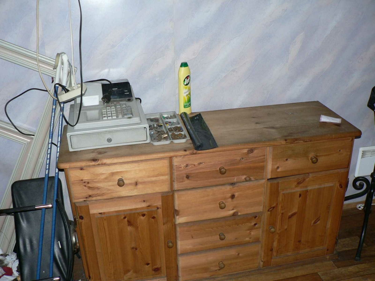 Frisørsalongen til Eldar Aslaksen, Lauersens Bakke 1A, Kragerø.
Huset i tre etasjer med salong, malerverksted, kjøkken og seng i hems.
Taklukke gjore at han kunne se stjernnen når han lå i senga. Trolig smaleste hus i Kragerø.