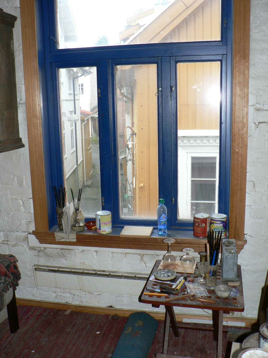Frisørsalongen til Eldar Aslaksen, Lauersens Bakke 1A, Kragerø.
Huset i tre etasjer med salong, malerverksted, kjøkken og seng i hems.
Taklukke gjore at han kunne se stjernnen når han lå i senga. Trolig smaleste hus i Kragerø.