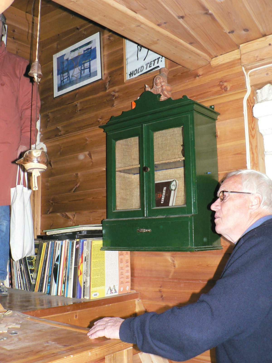 Frisørsalongen til Eldar Aslaksen, Lauersens Bakke 1A, Kragerø.
Huset i tre etasjer med salong, malerverksted, kjøkken og seng i hems.
Taklukke gjore at han kunne se stjernnen når han lå i senga. Trolig smaleste hus i Kragerø.
