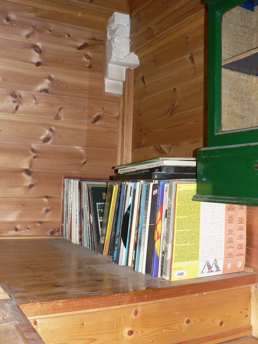Frisørsalongen til Eldar Aslaksen, Lauersens Bakke 1A, Kragerø.
Huset i tre etasjer med salong, malerverksted, kjøkken og seng i hems.
Taklukke gjore at han kunne se stjernnen når han lå i senga. Trolig smaleste hus i Kragerø.