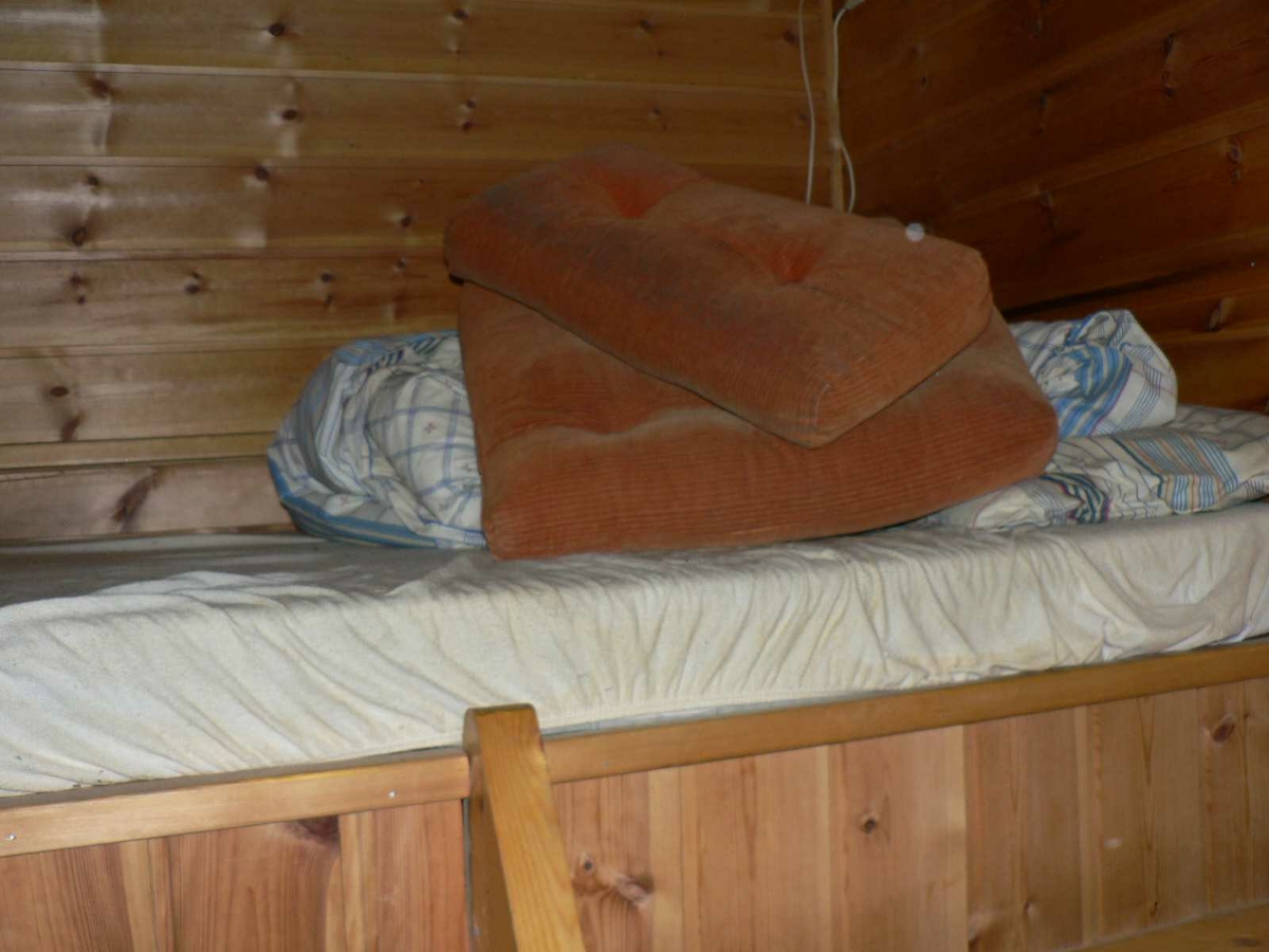 Frisørsalongen til Eldar Aslaksen, Lauersens Bakke 1A, Kragerø.
Huset i tre etasjer med salong, malerverksted, kjøkken og seng i hems.
Taklukke gjore at han kunne se stjernnen når han lå i senga. Trolig smaleste hus i Kragerø.