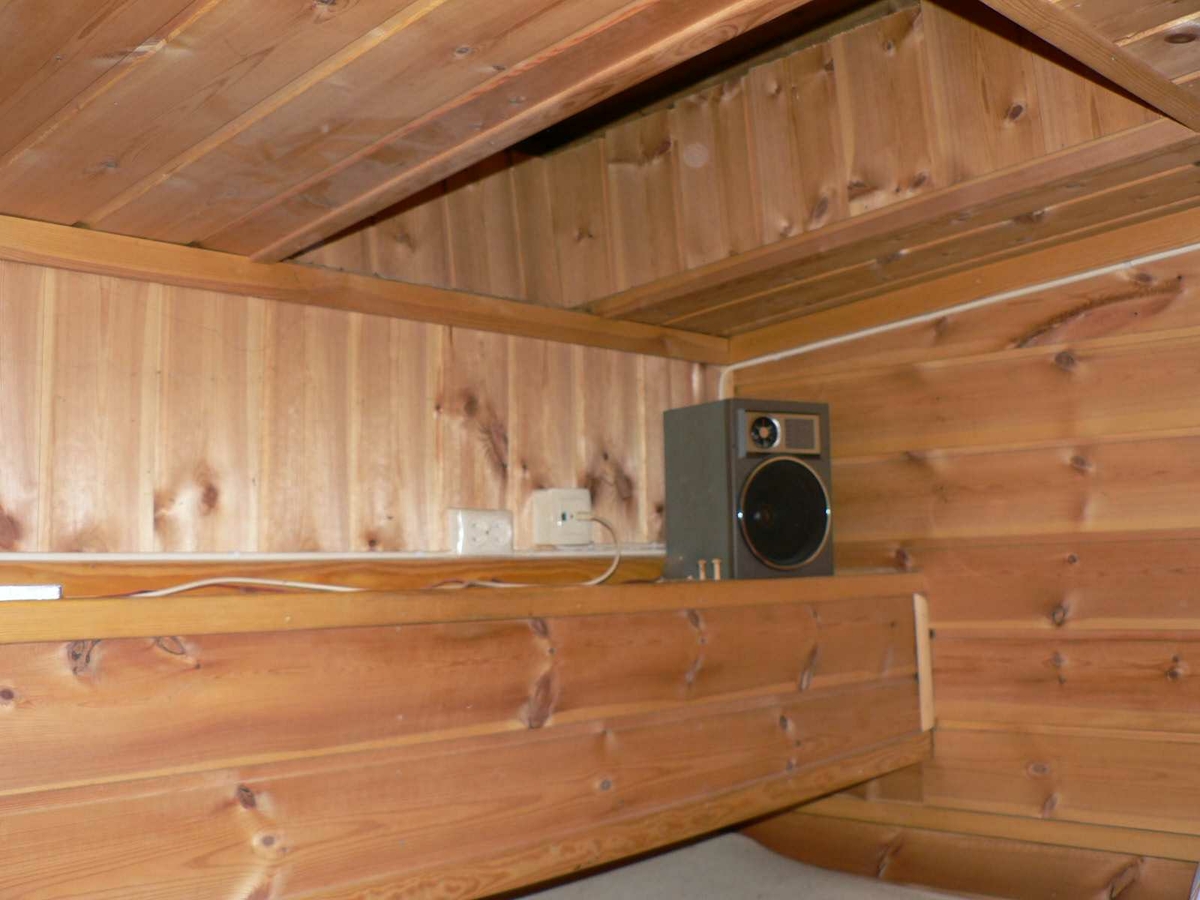 Frisørsalongen til Eldar Aslaksen, Lauersens Bakke 1A, Kragerø.
Huset i tre etasjer med salong, malerverksted, kjøkken og seng i hems.
Taklukke gjore at han kunne se stjernnen når han lå i senga. Trolig smaleste hus i Kragerø.