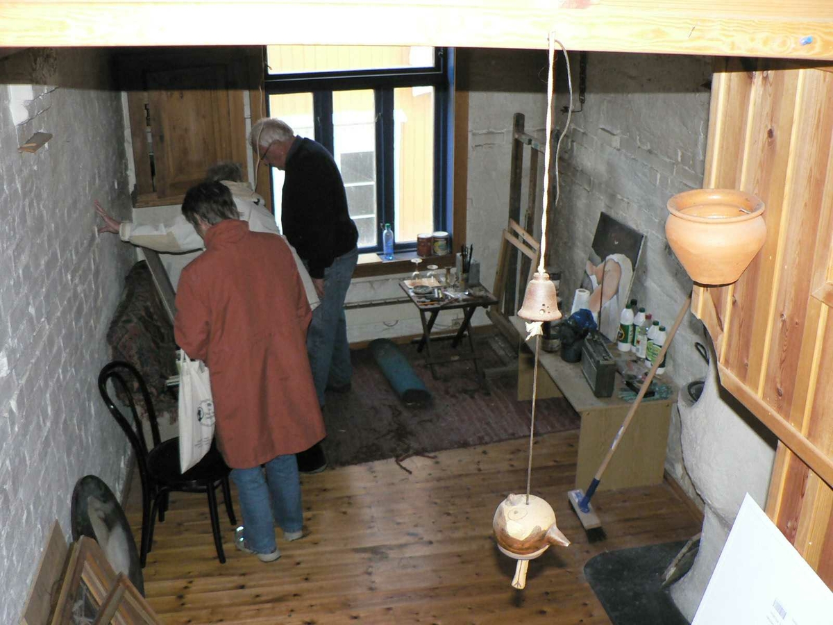 Frisørsalongen til Eldar Aslaksen, Lauersens Bakke 1A, Kragerø.
Huset i tre etasjer med salong, malerverksted, kjøkken og seng i hems.
Taklukke gjore at han kunne se stjernnen når han lå i senga. Trolig smaleste hus i Kragerø.