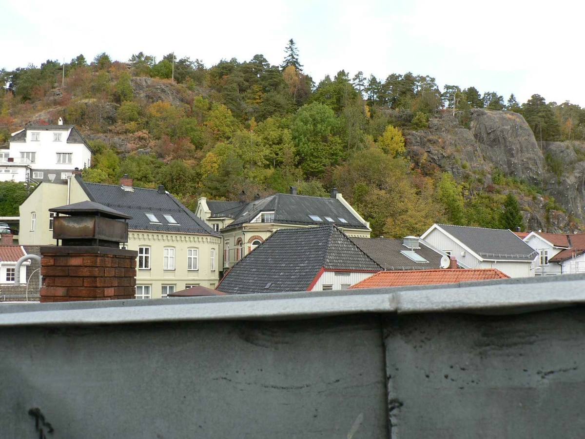 Frisørsalongen til Eldar Aslaksen, Lauersens Bakke 1A, Kragerø.
Huset i tre etasjer med salong, malerverksted, kjøkken og seng i hems.
Taklukke gjore at han kunne se stjernnen når han lå i senga. Trolig smaleste hus i Kragerø.