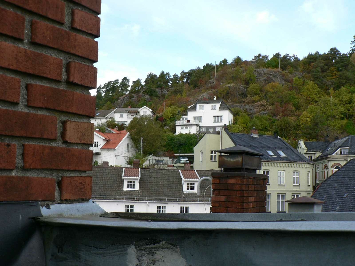 Frisørsalongen til Eldar Aslaksen, Lauersens Bakke 1A, Kragerø.
Huset i tre etasjer med salong, malerverksted, kjøkken og seng i hems.
Taklukke gjore at han kunne se stjernnen når han lå i senga. Trolig smaleste hus i Kragerø.