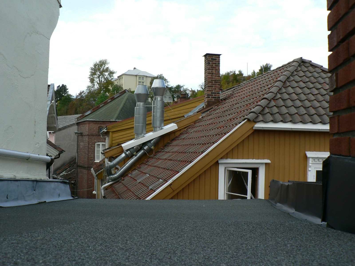 Frisørsalongen til Eldar Aslaksen, Lauersens Bakke 1A, Kragerø.
Huset i tre etasjer med salong, malerverksted, kjøkken og seng i hems.
Taklukke gjore at han kunne se stjernnen når han lå i senga. Trolig smaleste hus i Kragerø.