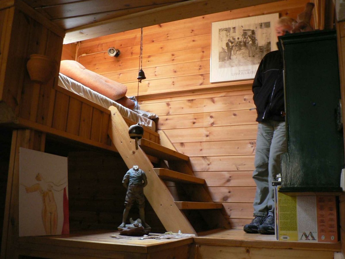 Frisørsalongen til Eldar Aslaksen, Lauersens Bakke 1A, Kragerø.
Huset i tre etasjer med salong, malerverksted, kjøkken og seng i hems.
Taklukke gjore at han kunne se stjernnen når han lå i senga. Trolig smaleste hus i Kragerø.