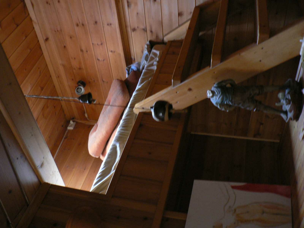 Frisørsalongen til Eldar Aslaksen, Lauersens Bakke 1A, Kragerø.
Huset i tre etasjer med salong, malerverksted, kjøkken og seng i hems.
Taklukke gjore at han kunne se stjernnen når han lå i senga. Trolig smaleste hus i Kragerø.