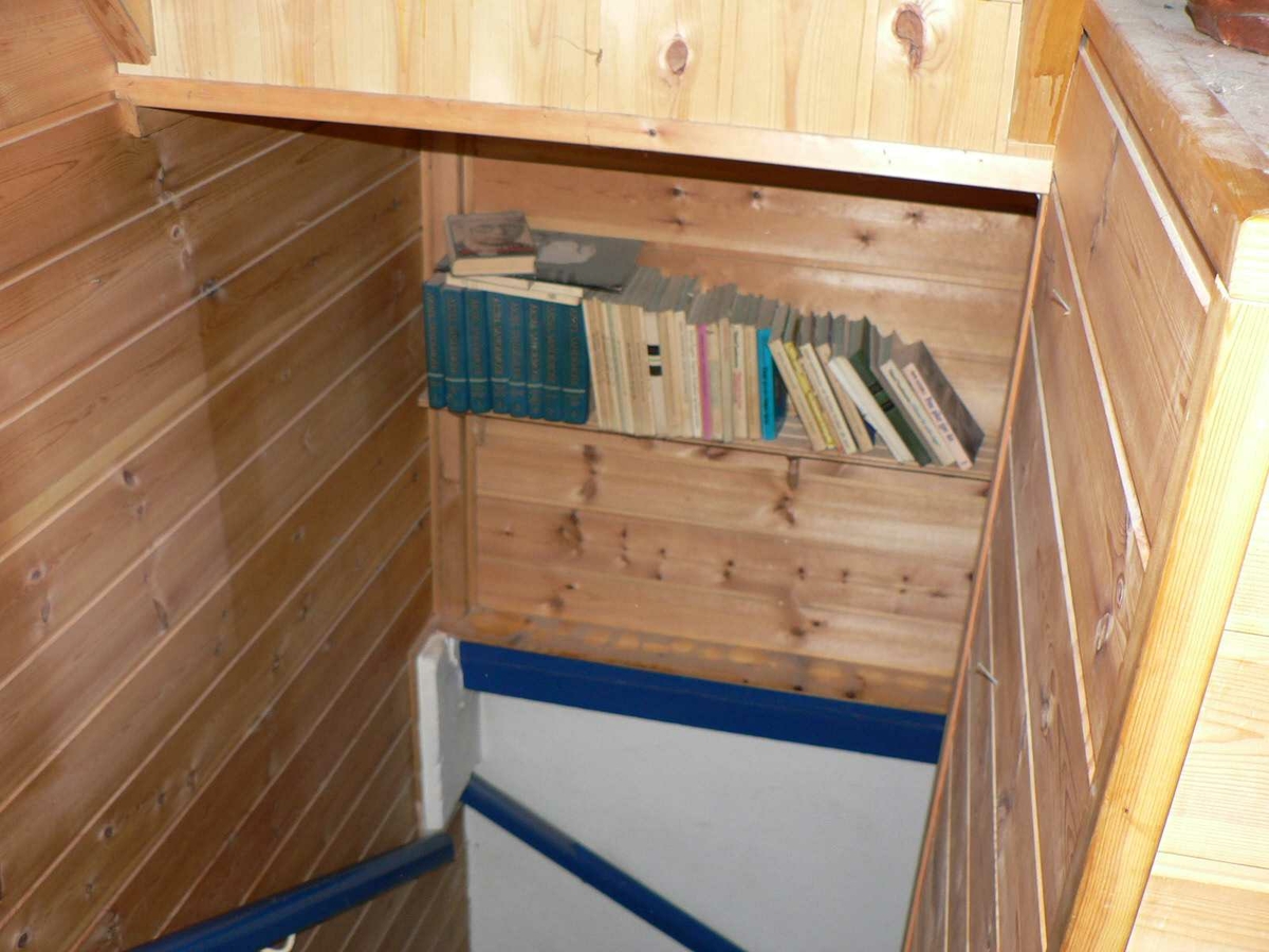 Frisørsalongen til Eldar Aslaksen, Lauersens Bakke 1A, Kragerø.
Huset i tre etasjer med salong, malerverksted, kjøkken og seng i hems.
Taklukke gjore at han kunne se stjernnen når han lå i senga. Trolig smaleste hus i Kragerø.