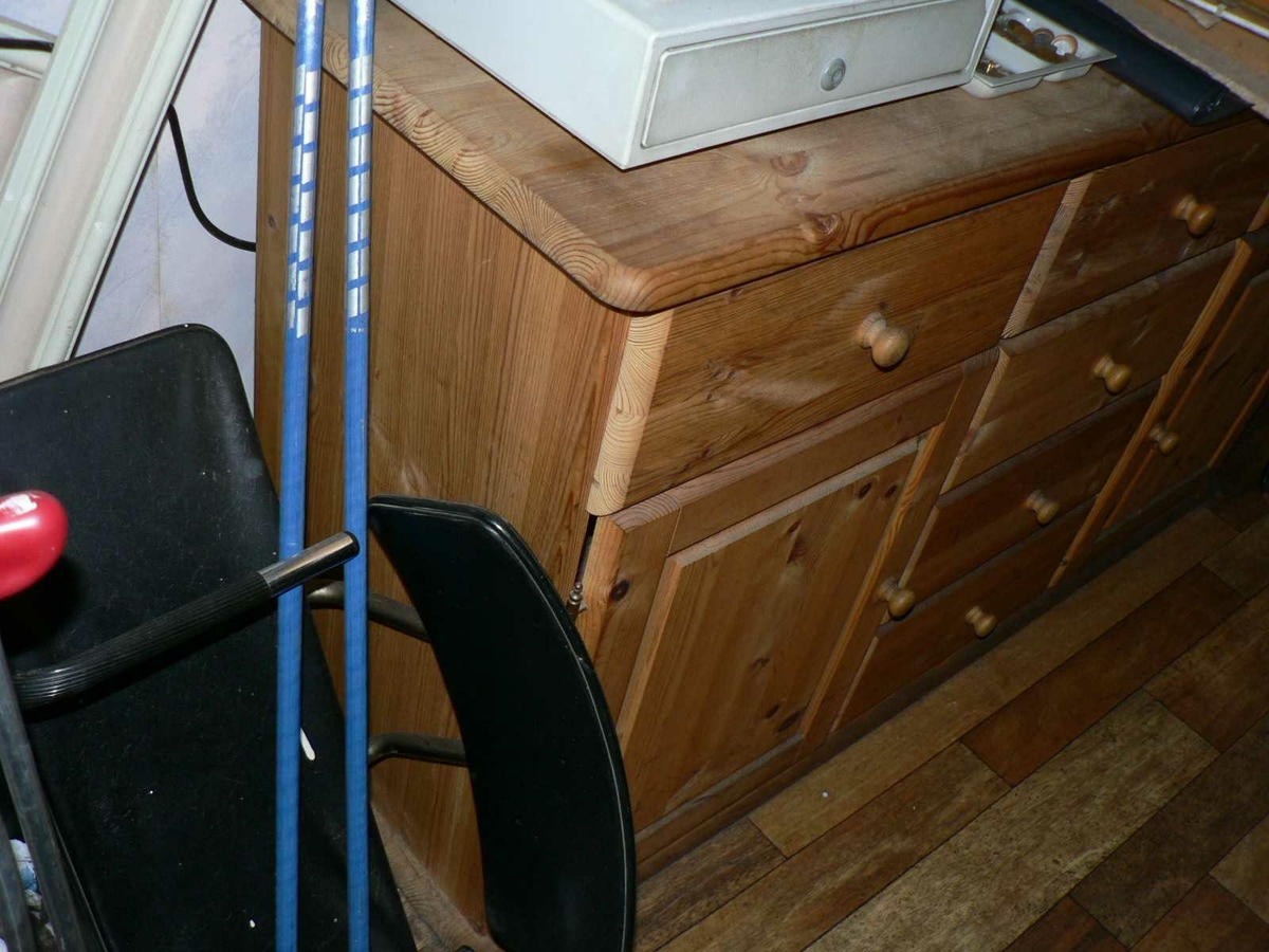 Frisørsalongen til Eldar Aslaksen, Lauersens Bakke 1A, Kragerø.
Huset i tre etasjer med salong, malerverksted, kjøkken og seng i hems.
Taklukke gjore at han kunne se stjernnen når han lå i senga. Trolig smaleste hus i Kragerø.