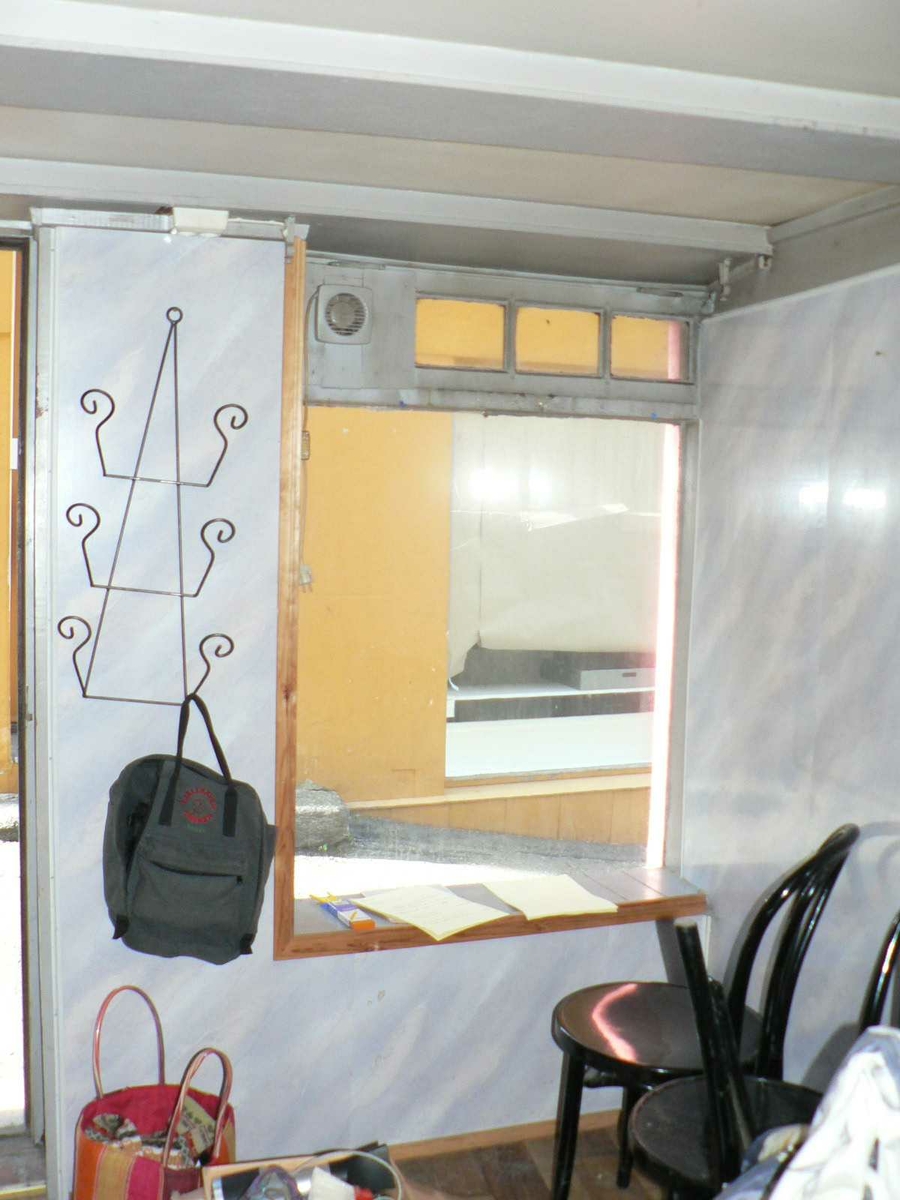 Frisørsalongen til Eldar Aslaksen, Lauersens Bakke 1A, Kragerø.
Huset i tre etasjer med salong, malerverksted, kjøkken og seng i hems.
Taklukke gjore at han kunne se stjernnen når han lå i senga. Trolig smaleste hus i Kragerø.