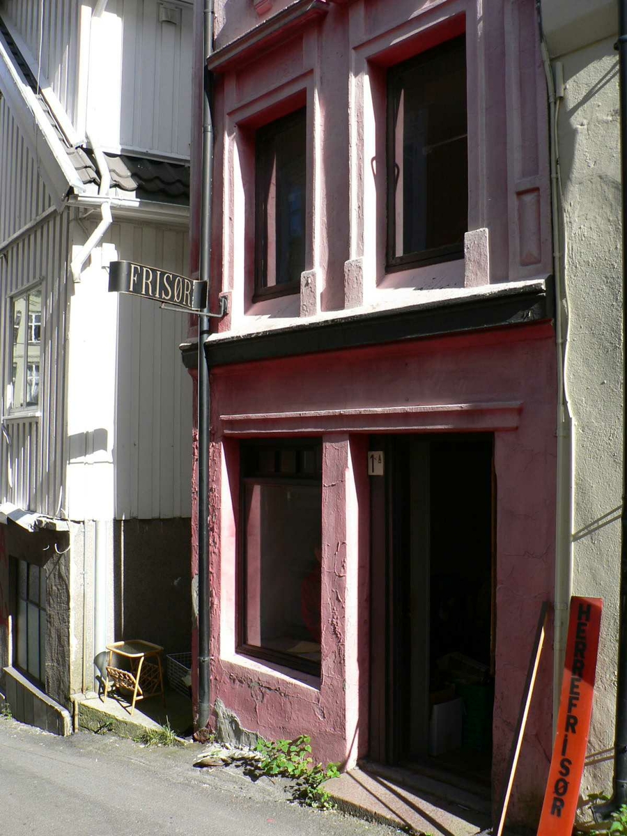 Frisørsalongen til Eldar Aslaksen, Lauersens Bakke 1A, Kragerø.
Huset i tre etasjer med salong, malerverksted, kjøkken og seng i hems.
Taklukke gjore at han kunne se stjernnen når han lå i senga. Trolig smaleste hus i Kragerø.