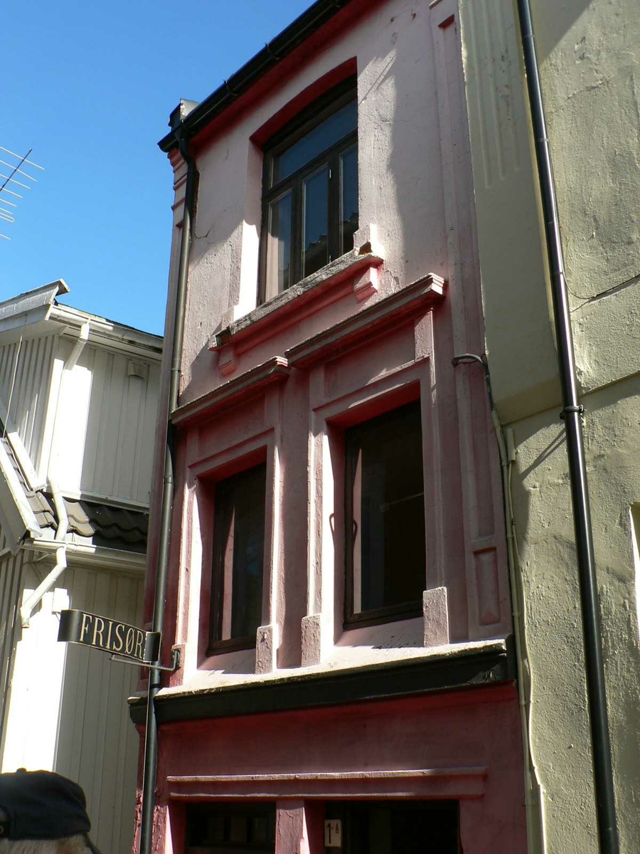Frisørsalongen til Eldar Aslaksen, Lauersens Bakke 1A, Kragerø.
Huset i tre etasjer med salong, malerverksted, kjøkken og seng i hems.
Taklukke gjore at han kunne se stjernnen når han lå i senga. Trolig smaleste hus i Kragerø.