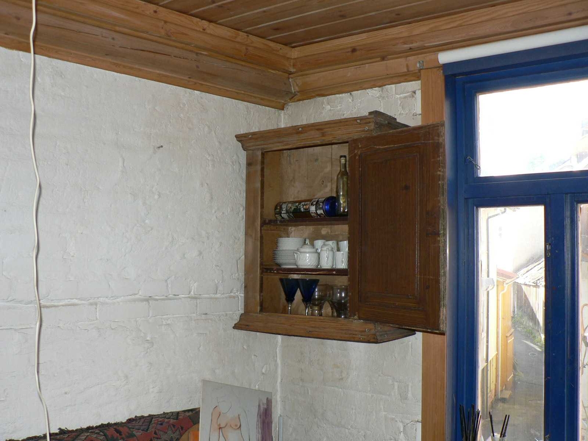 Frisørsalongen til Eldar Aslaksen, Lauersens Bakke 1A, Kragerø.
Huset i tre etasjer med salong, malerverksted, kjøkken og seng i hems.
Taklukke gjore at han kunne se stjernnen når han lå i senga. Trolig smaleste hus i Kragerø.