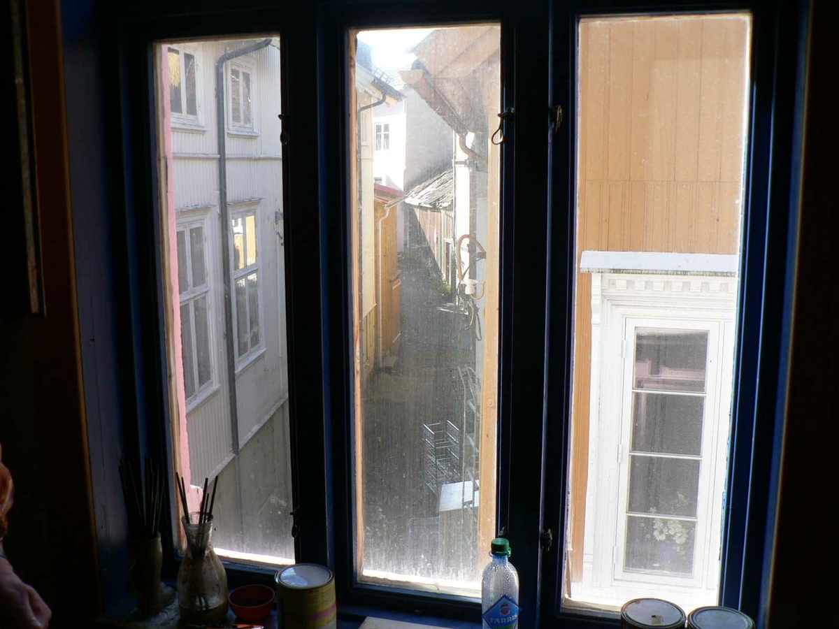 Frisørsalongen til Eldar Aslaksen, Lauersens Bakke 1A, Kragerø.
Huset i tre etasjer med salong, malerverksted, kjøkken og seng i hems.
Taklukke gjore at han kunne se stjernnen når han lå i senga. Trolig smaleste hus i Kragerø.