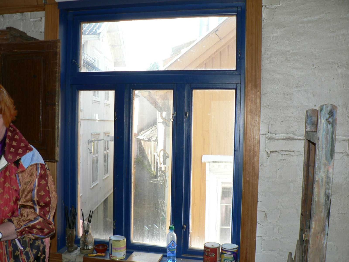 Frisørsalongen til Eldar Aslaksen, Lauersens Bakke 1A, Kragerø.
Huset i tre etasjer med salong, malerverksted, kjøkken og seng i hems.
Taklukke gjore at han kunne se stjernnen når han lå i senga. Trolig smaleste hus i Kragerø.