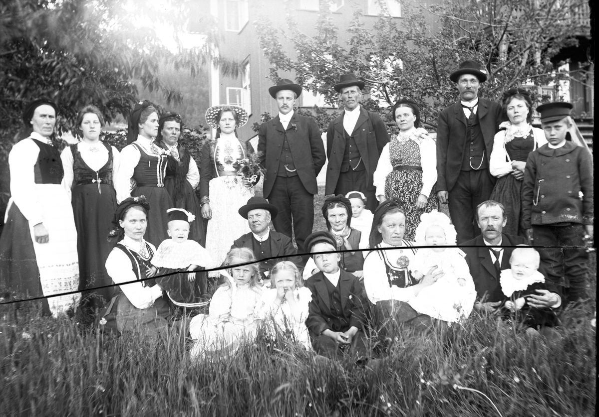 Fotosamling etter Kjetil Skomdal (1881-1971). Fotografen virket i perioden 1910 til 1960 og hadde eget mørkerom hvor han også tok imot film fra andre fotografer. I perioden var han også postbud i Fyresdal. Bryllupsportrett, brud i fokedrakt og lad fra Vest-Telemark.