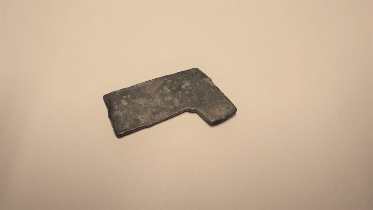 L-formet metallplate. Restavfall fra verkstedsproduksjon. 
