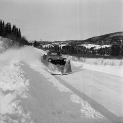 Trondheim Ingeniørvesens Chevrolet lastebil med snøplog leve