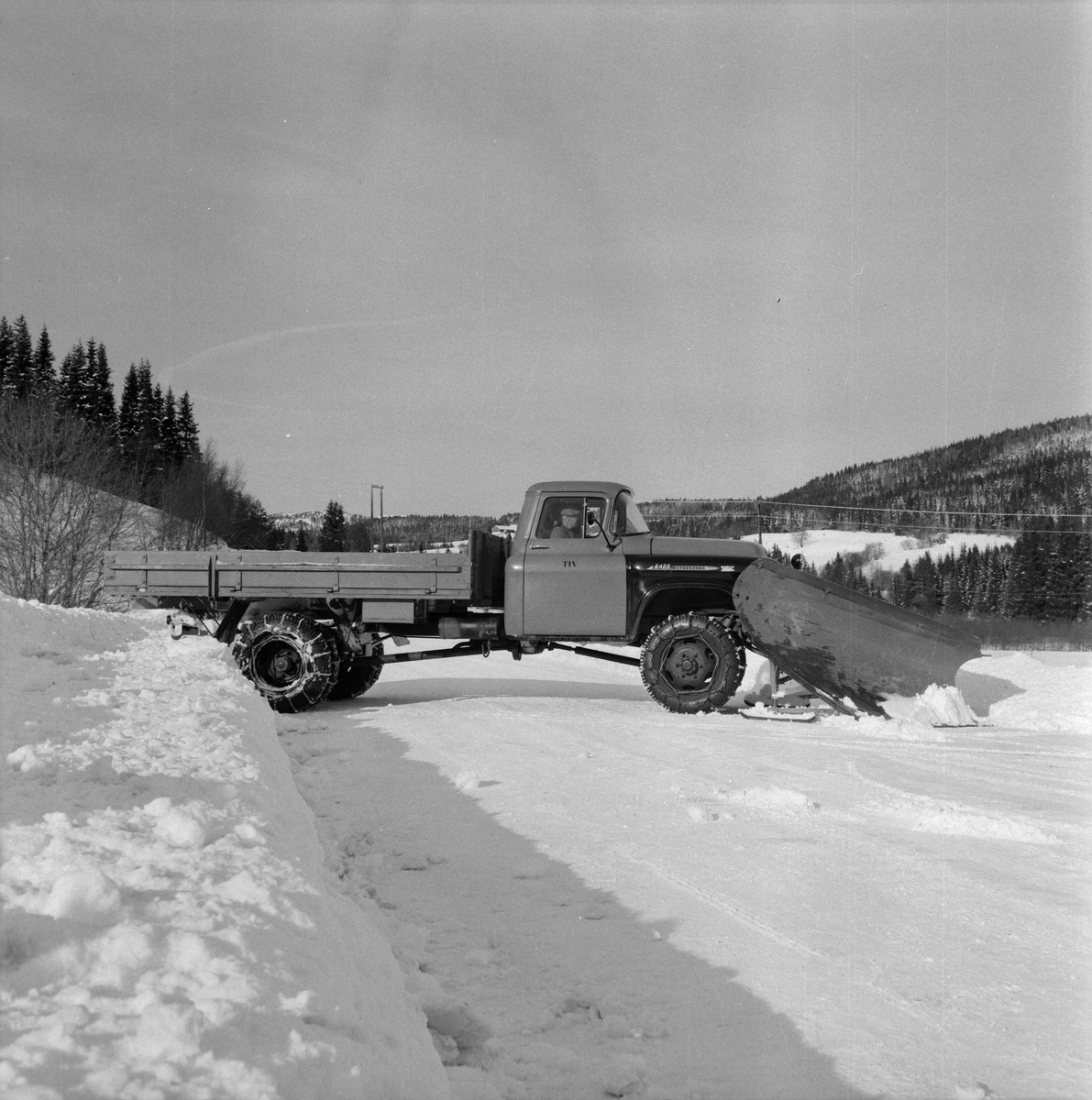 Trondheim Ingeniørvesens Chevrolet lastebil med snøplog levert av Anco
