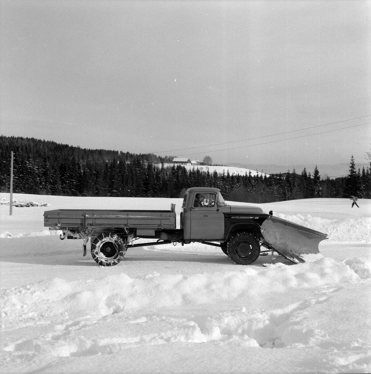 Trondheim Ingeniørvesens Chevrolet lastebil med snøplog levert av Anco