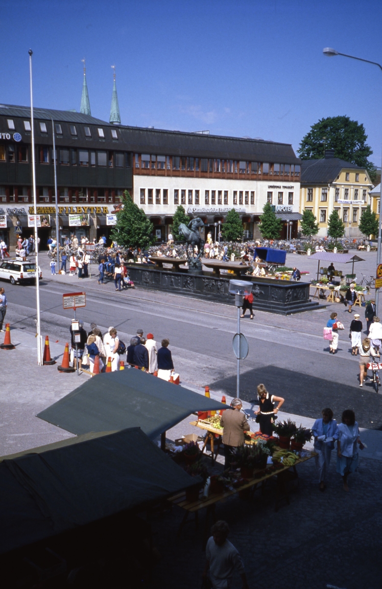 Torghandel på Stora torget i Linköping år 1984