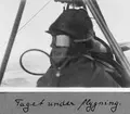 En flygförare i ett flygplan Albatros under flygning, 1920-tal.