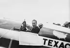 Flygaren Frank Hawks i flygplan Texaco no 13 på Malmen, den 20 maj 1931. Folksamling i bakgrunden.