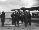 Militära flygförare samlade vid flygplan Ö 4, Phönix C.I uppställda på flygfält, sommaren 1926. Troligen Rinkaby.