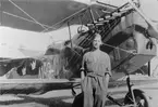 Militära flygföraren Åke Fredin står framför flygplan en FVM Phönix Dront, nummer 4190. Omkring 1924-1926.