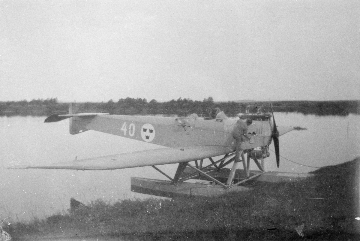 Flygplan S 2 nummer 40 tillhörande flygvapnet, ligger förtöjd vid strandkant, 1927.
