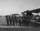 Gruppfoto av militära flygmekaniker samlade vid flygplan Phönix C.I. Troligen Rinkaby sommaren 1926. Fjärde från vänster: Gunnar Hinnerson.