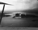 Flygbild av flygplan S 1, FVM S 25 nummer 3226 i luften över skärgård, omkring 1927-1929.