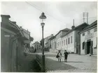 Oxbacken i Västerås, med mormors krog till vänster, c:a 1900.