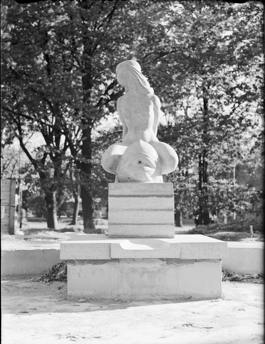 Fontänskulptur - "Flicka på delfin", Uppsala 1948