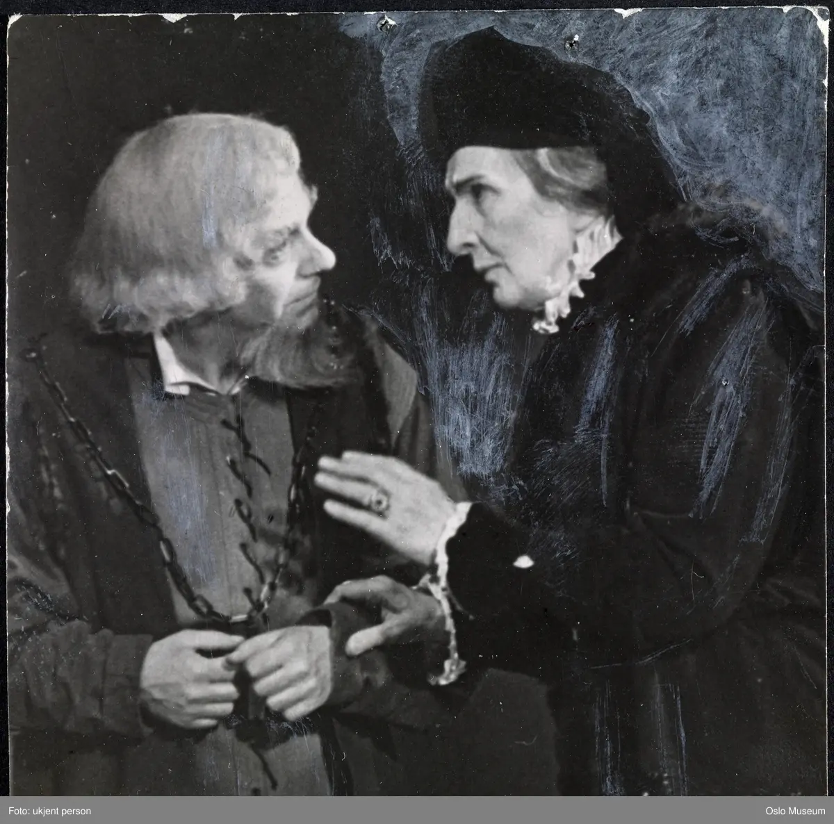dobbeltportrett, kvinne, menn, skuespillere, rollebilde, "Fru Inger til Østråt" på Trøndelag Teater, halvfigur, kostymer