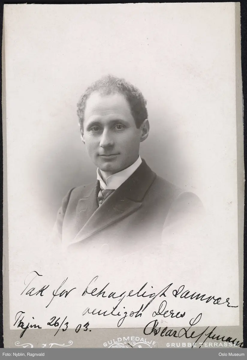portrett, mann, skuespiller, sceneinstruktør, vignettert brystbilde
