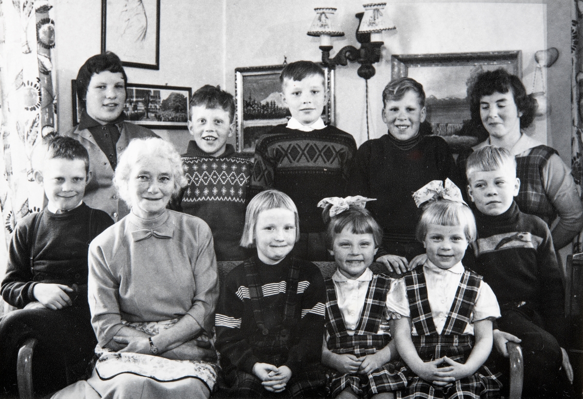 Gruppe 11 beboere og arbeidere ved Stange Barnehjem i 1958.
Foran fra venstre: Sverre Bånerud, Brita Vikøren, Rita Gjenga, Gerd Johansen, Mai-Britt Johansen (Bitten) og Steinar Johansen.
Bak fra venstre: Astrid Holenbakken, Terje Bånerud, Rolf Arne Bråthen, Bjørn Holenbakken og Magnhild Karlsen.