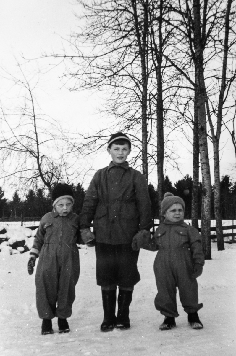 Gruppe 3 gutter. Fra venstre, Terje Bånerud, Reidar Lundby og Sverre Bånerud utenfor Stange sykehus. Reidar ble senere vaktmester ved Stange skole.