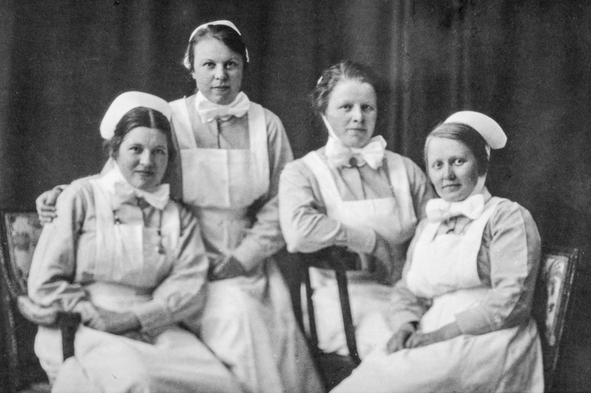 Gruppe 4 ny utdannede sykepleiere i 1924. Jorunn Uppstad sitter lengst til høyre. Resten er ukjente. 
Jorunn Uppstad (f: 22.03.1898 - d: 02.03.1995) ble født i Valle i Setesdal. Hun kom til Stange sykehus ny utdannet i 1924. Og jobbet her hele sitt yrkes aktive liv, helt til hun ble pensjonist. Hun var en tid leder / oversøster for tuberkulose avdelingen ved Stange sykehus.