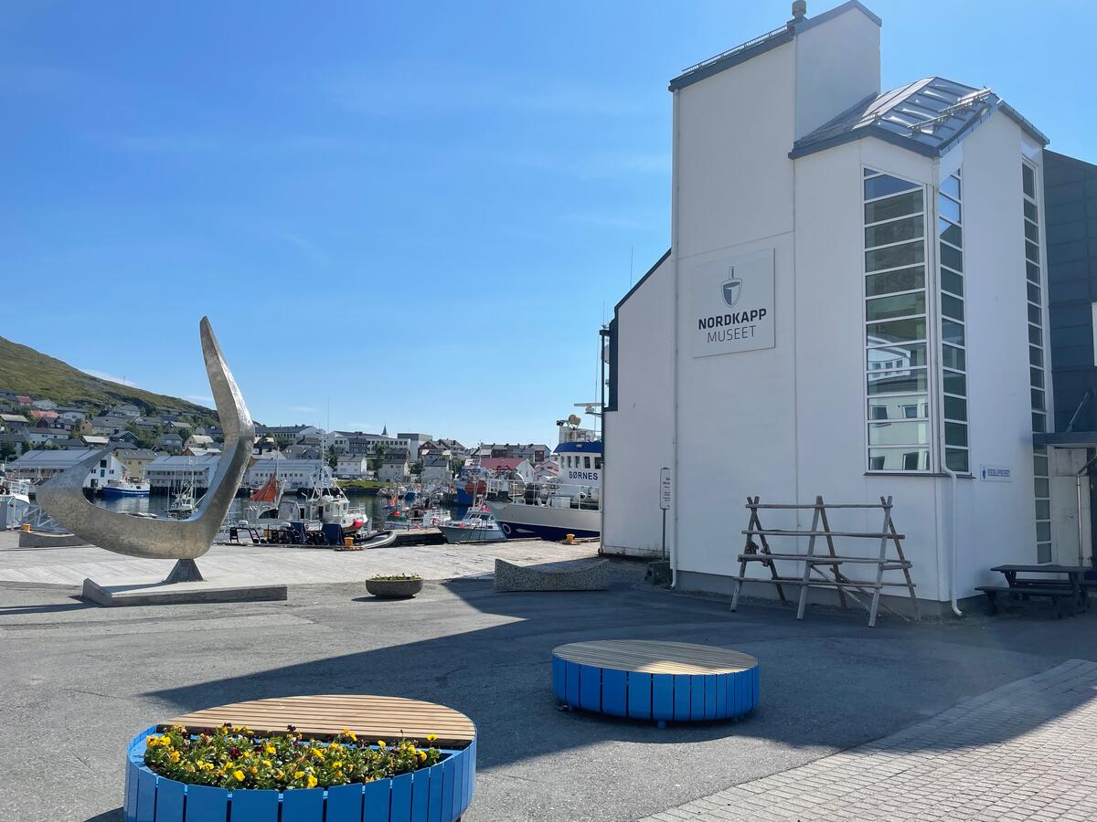 Nordkappmuseet sett utenfra i sollys.
