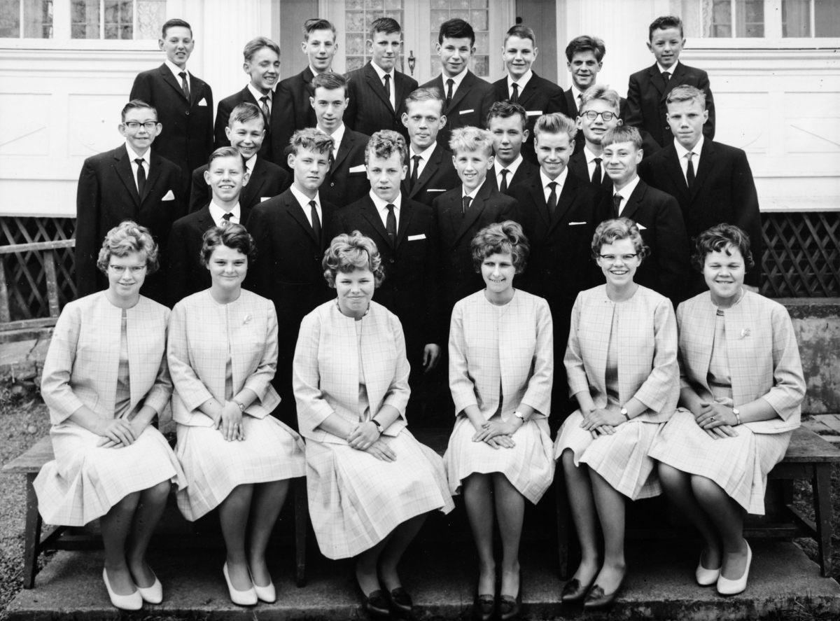 Klasse bilde fra Hunn Spesialskole ca 1963. Gruppe 28 elever. Midt i bilde står Sverre Bånerud fra Stange. (bilde nr 2)
Andre navn kan sees på originalkopien (bilde nr 3) 
Sverre Bånerud (1948-1993) født på Bånerud i Romedal, Stange. Han kom til Stange barnehjem i 1951. Han begynte etter hvert på Kløfta skole i Stange. Men etter bare tre år der ble han definert som evneveik, hvilket han ikke var. Og ble sendt til Hunn spesialskole. Skolen var beregna på elever med lærevansker—eller «evneveike» som det offisielt het på denne tida.