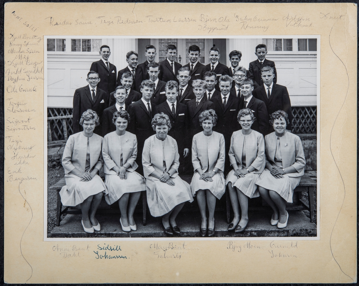 Klasse bilde fra Hunn Spesialskole ca 1963. Gruppe 28 elever. Midt i bilde står Sverre Bånerud fra Stange. (bilde nr 2)
Andre navn kan sees på originalkopien (bilde nr 3) 
Sverre Bånerud (1948-1993) født på Bånerud i Romedal, Stange. Han kom til Stange barnehjem i 1951. Han begynte etter hvert på Kløfta skole i Stange. Men etter bare tre år der ble han definert som evneveik, hvilket han ikke var. Og ble sendt til Hunn spesialskole. Skolen var beregna på elever med lærevansker—eller «evneveike» som det offisielt het på denne tida.