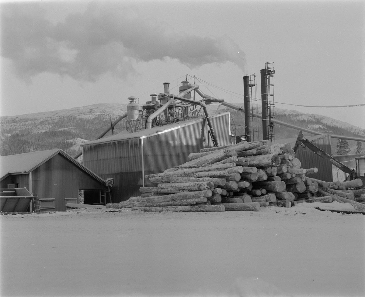 Sagbruket og fjernvarmeanlegget høsten 1978. Svenningdal Trevarefabrikk.