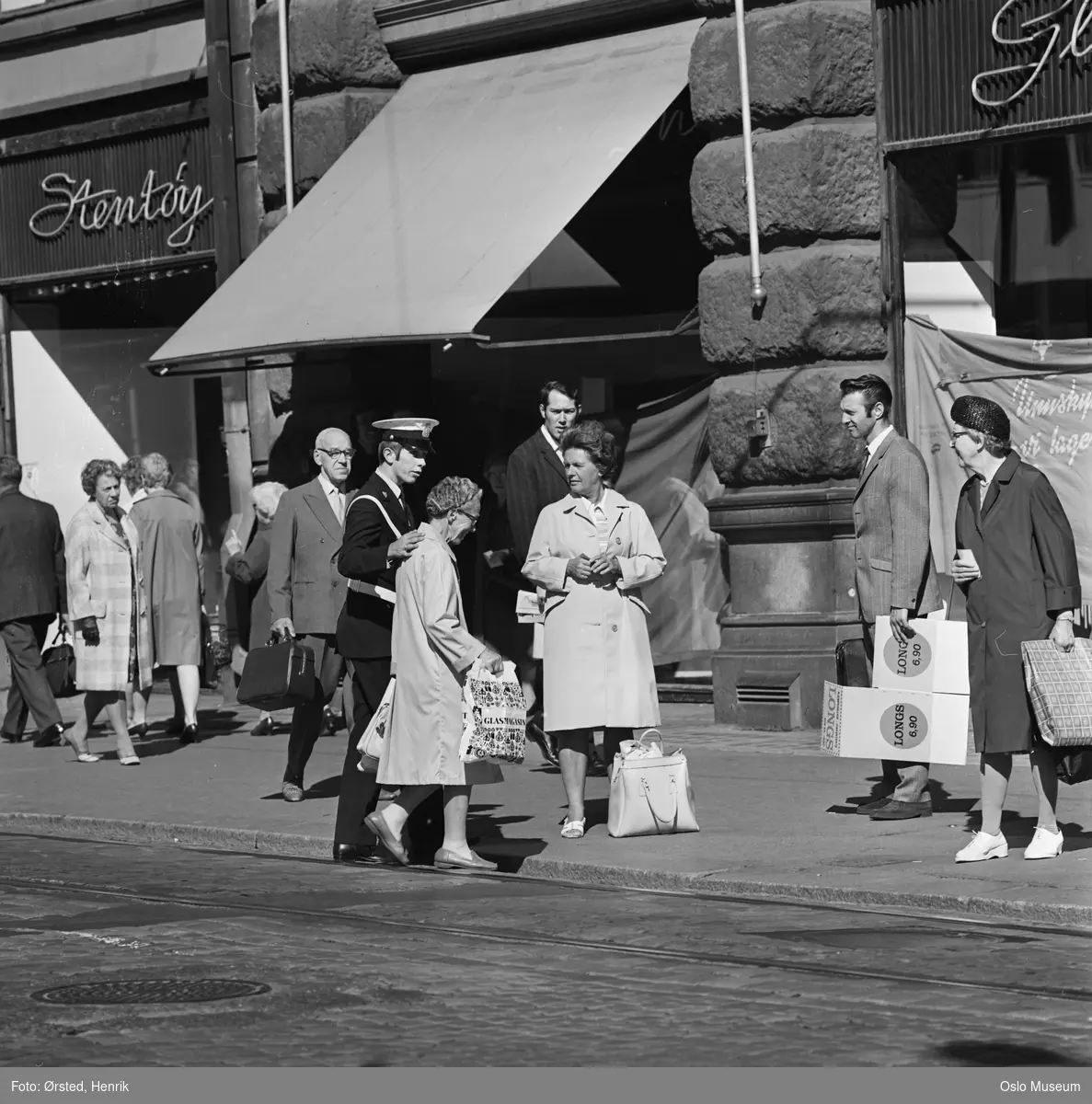 forretningsgård, Christiania Glasmagasin, fortau, trikkeholdeplass, mennesker, trafikkpoliti, bil